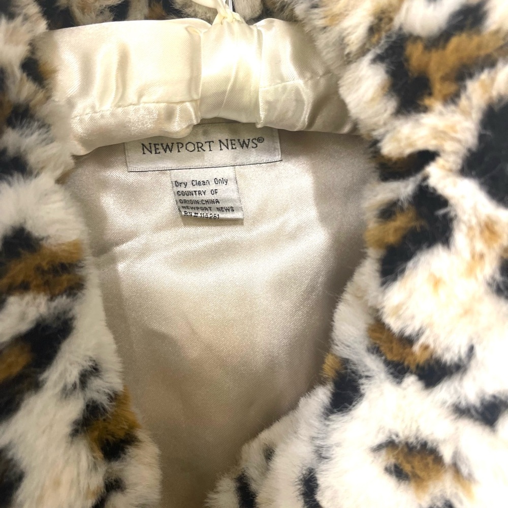 Cropped leopard Print Cape - image 4